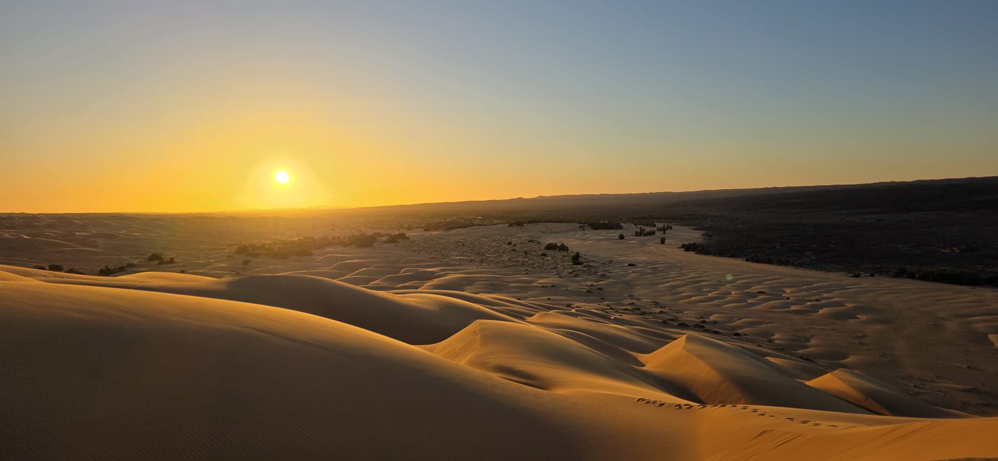 Sonnenaufgang über den Dünen der mauretanischen Sahara