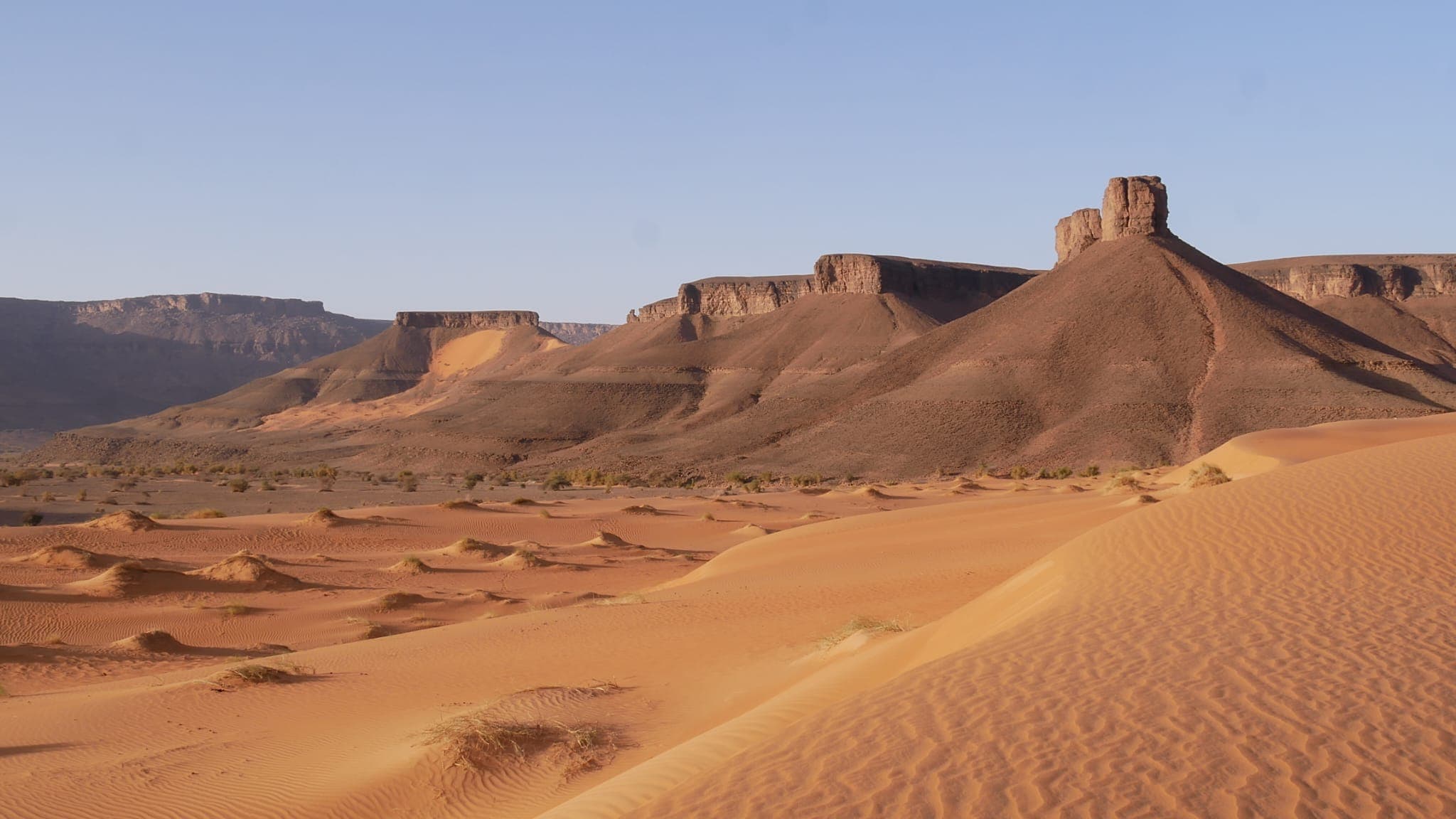 Tavolati di arenaria sopra le dune durante una traversata del deserto mauritano