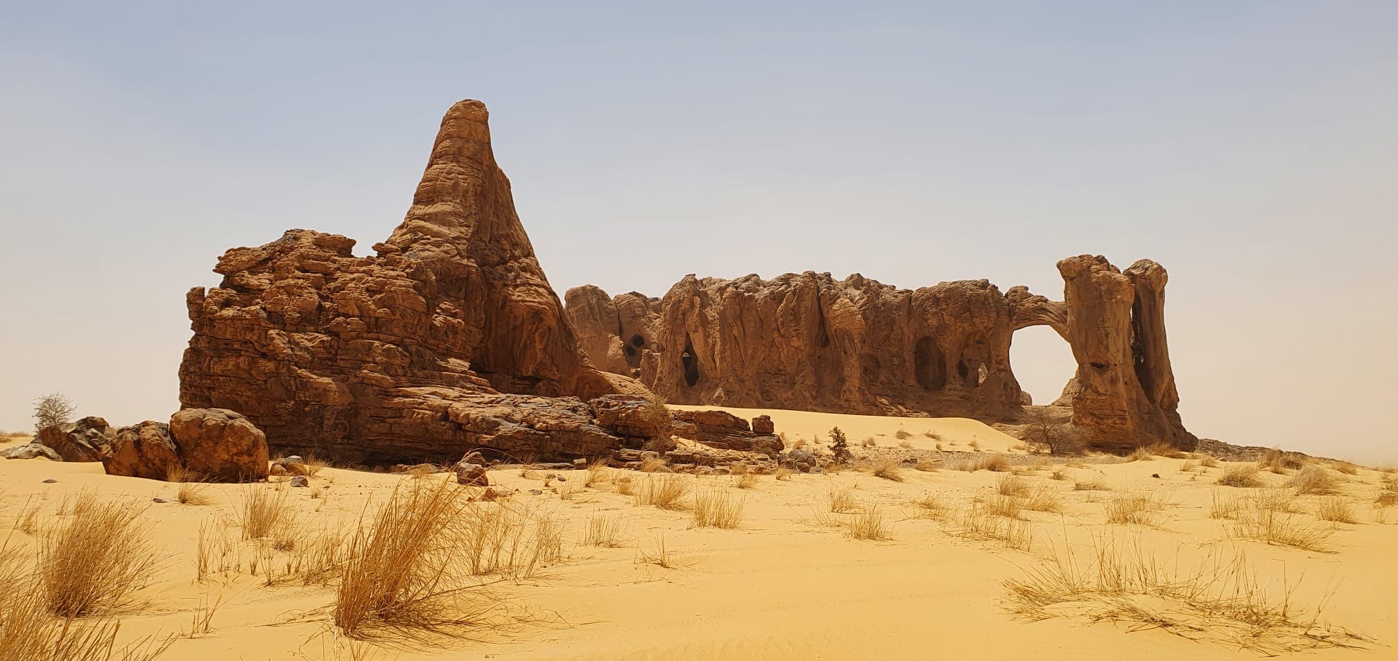Archi di arenaria modellati dal vento nel Sahara mauritano